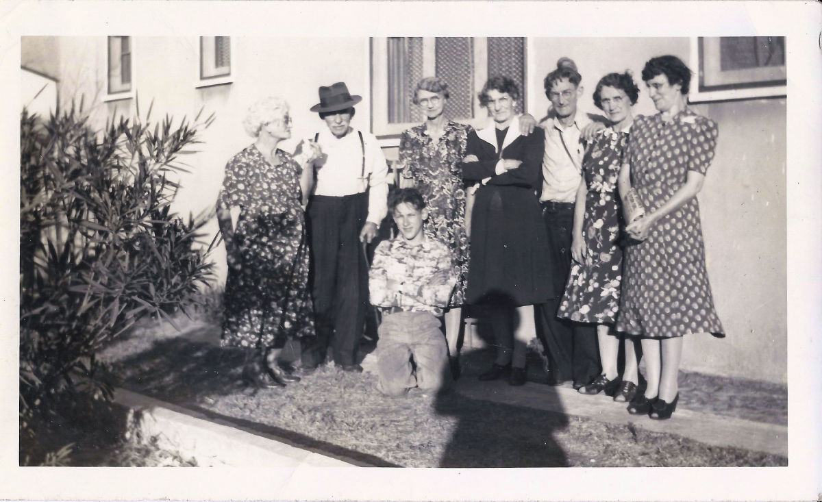 Swinney / Parker Family Christmas 1942 - Photo 1